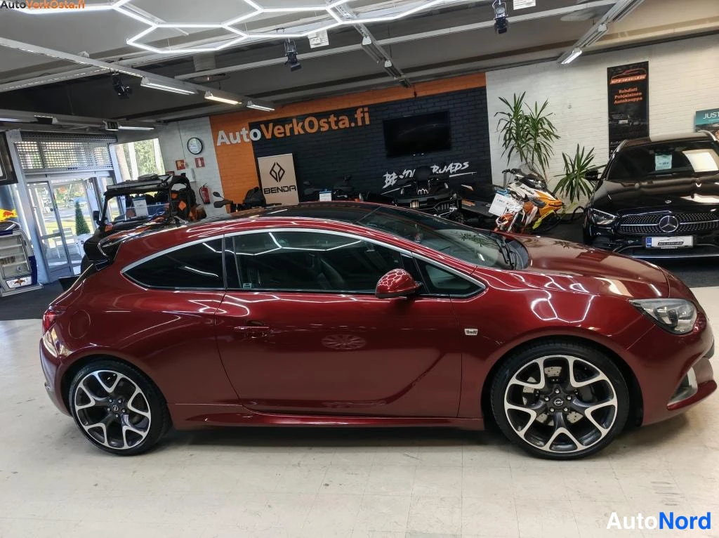 Punainen Opel Astra GTC 2013, etuviisto, keula oikealle, kuva 4
