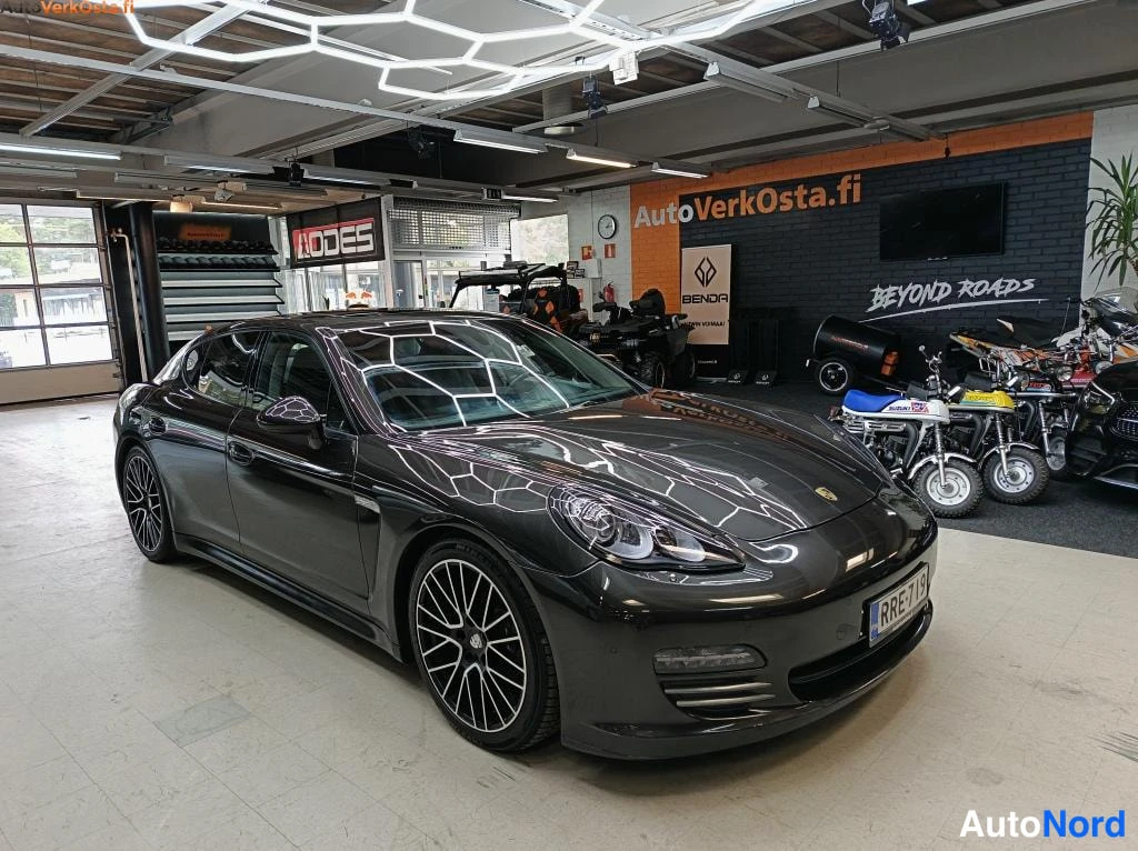 Harmaa Porsche Panamera 2011, etuviisto, keula oikealle, kuva 3