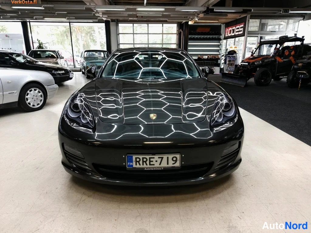 Harmaa Porsche Panamera 2011, edestä, kuva 4