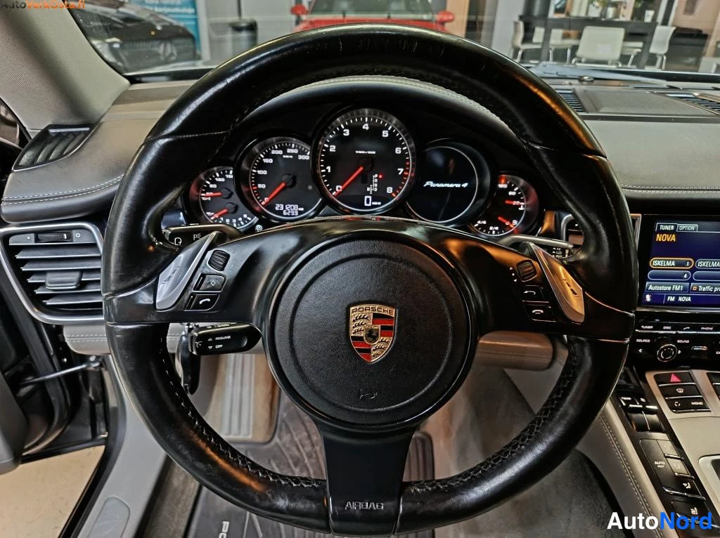 Harmaa Porsche Panamera 2011, ohjaamo, kuva 15
