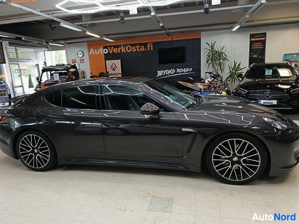 Harmaa Porsche Panamera 2011, etuviisto, keula oikealle, kuva 2