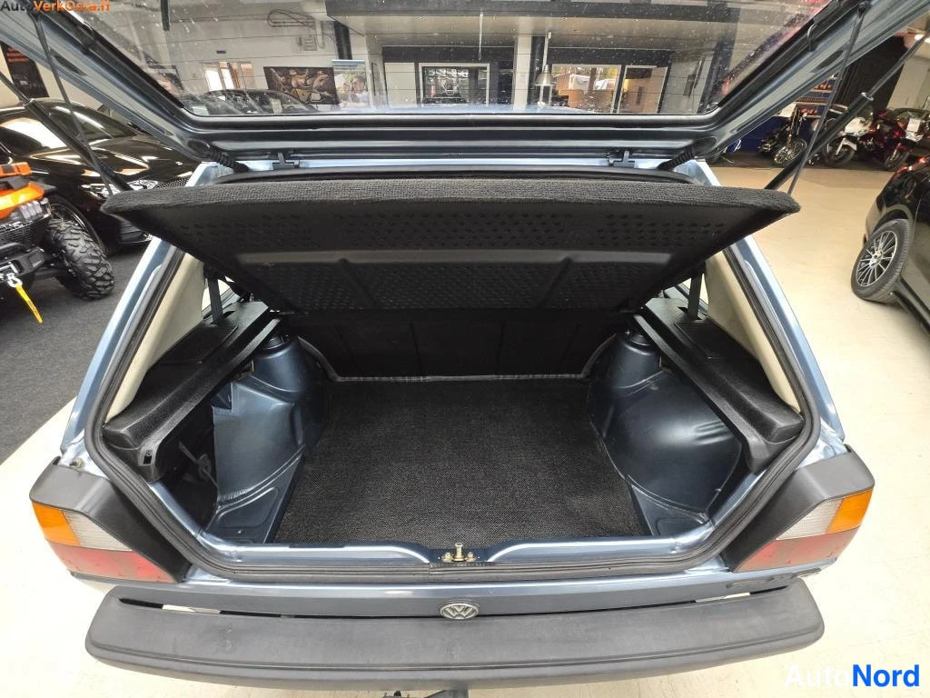 Sininen Volkswagen Golf 1990, tavaratila, kuva 13