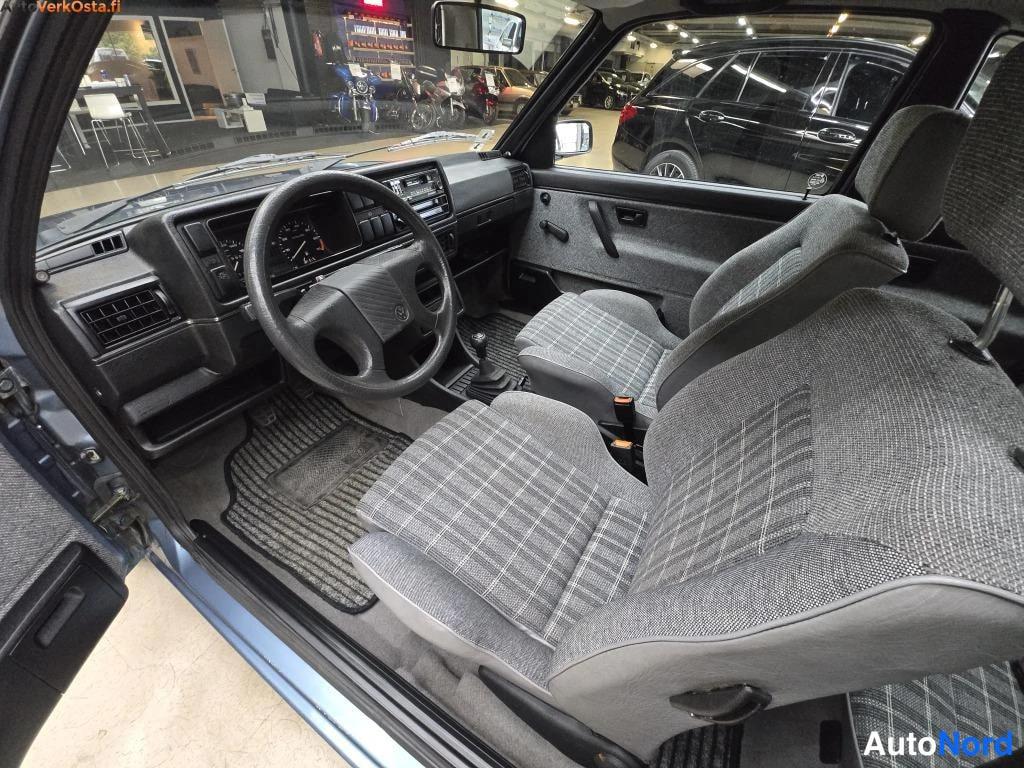 Sininen Volkswagen Golf 1990, ohjaamo, kuva 7