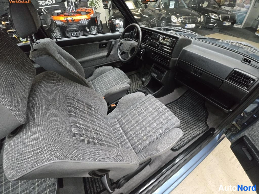 Sininen Volkswagen Golf 1990, etuistuimet, kuva 9