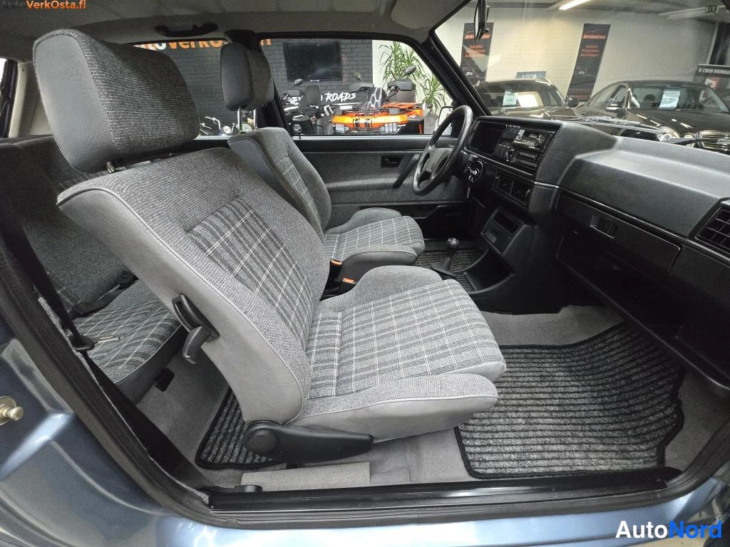 Sininen Volkswagen Golf 1990, etuistuimet, kuva 10