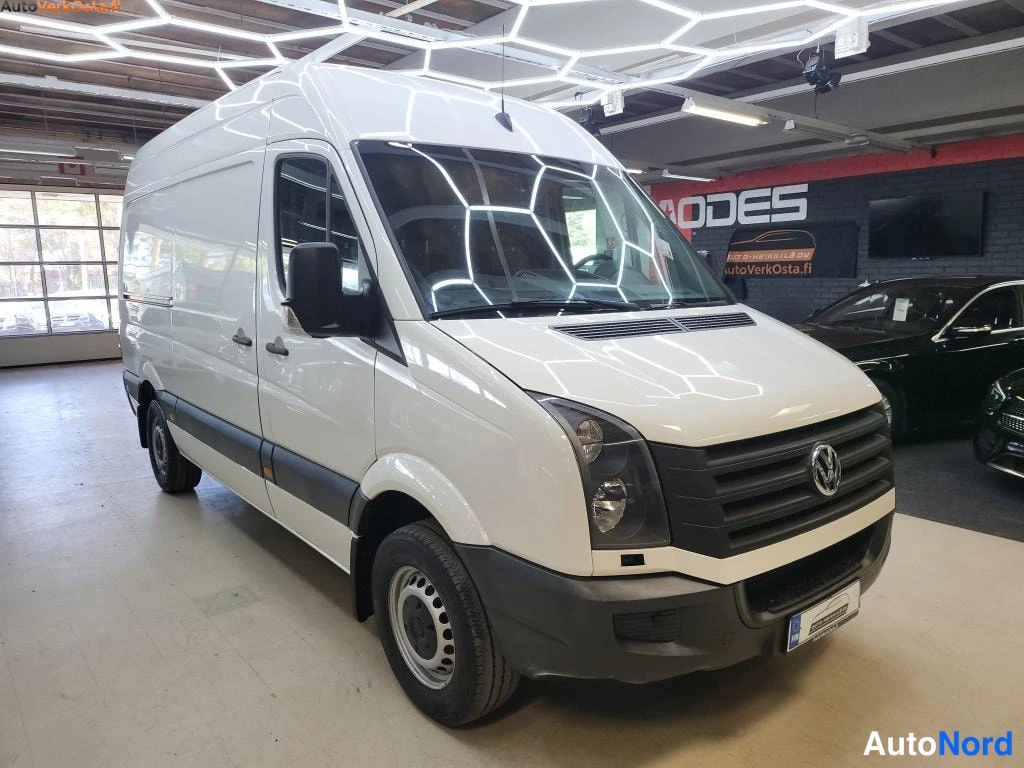 Valkoinen Volkswagen Crafter 2013, etuviisto, keula oikealle, kuva 2
