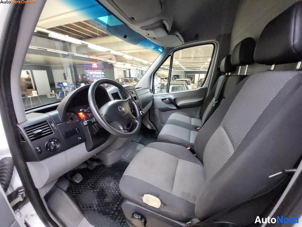 Valkoinen Volkswagen Crafter 2013, ohjaamo, kuva 7
