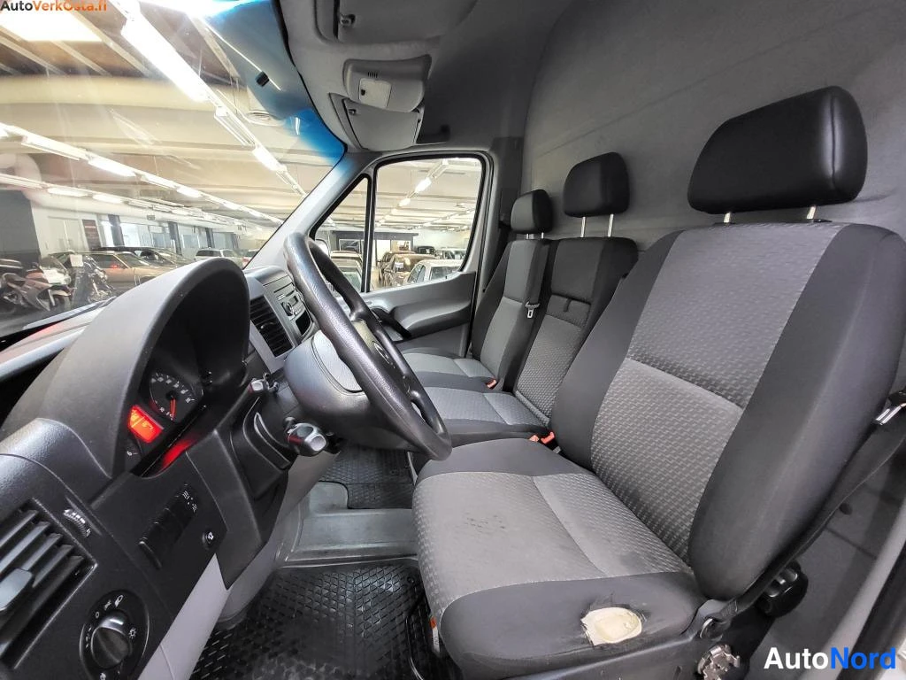 Valkoinen Volkswagen Crafter 2013, etuistuimet, kuva 9