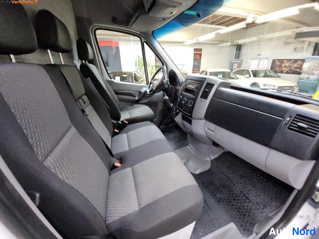 Valkoinen Volkswagen Crafter 2013, ohjaamo, kuva 8