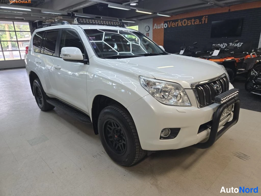 Valkoinen Toyota Land Cruiser 2012, etuviisto, keula oikealle, kuva 2