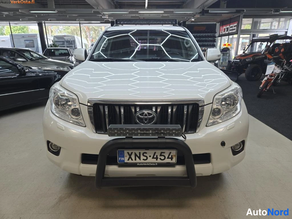 Valkoinen Toyota Land Cruiser 2012, edestä, kuva 3