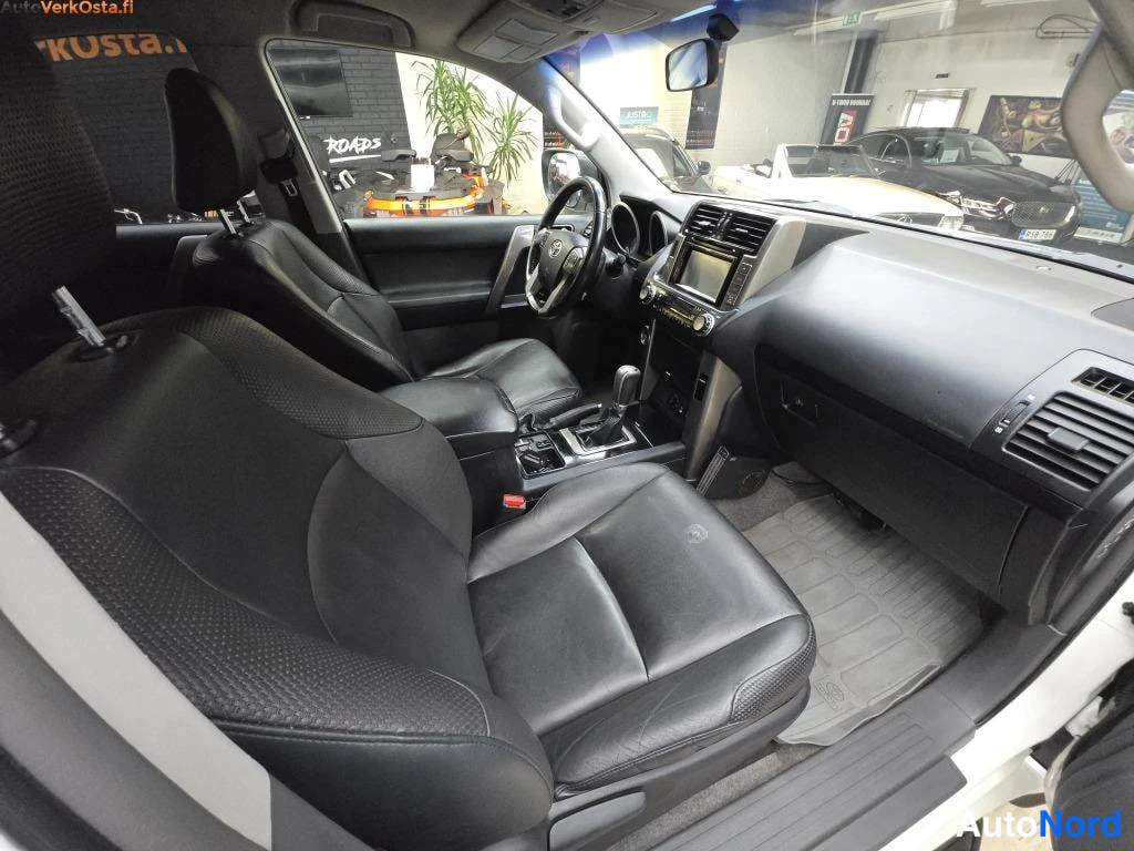 Valkoinen Toyota Land Cruiser 2012, ohjaamo, kuva 10