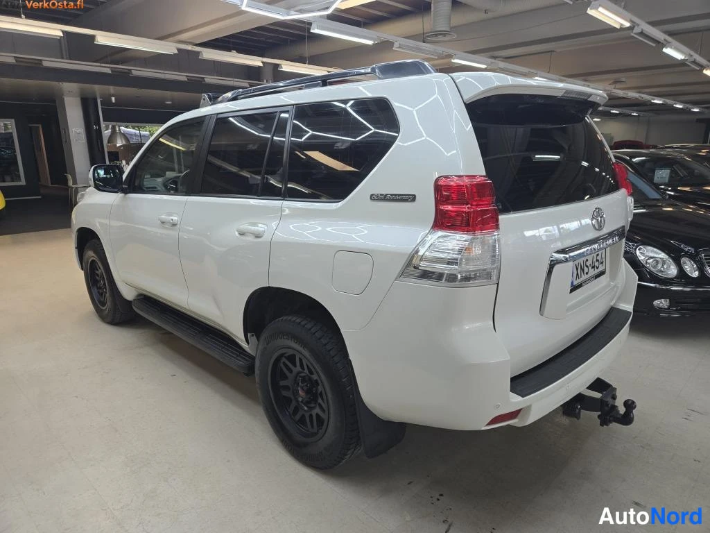 Valkoinen Toyota Land Cruiser 2012, takaviisto, kuva 4