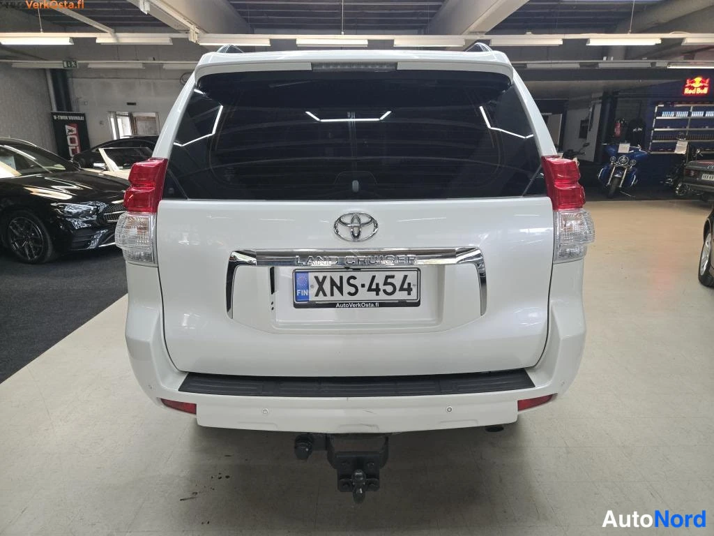 Valkoinen Toyota Land Cruiser 2012, takaa, kuva 6
