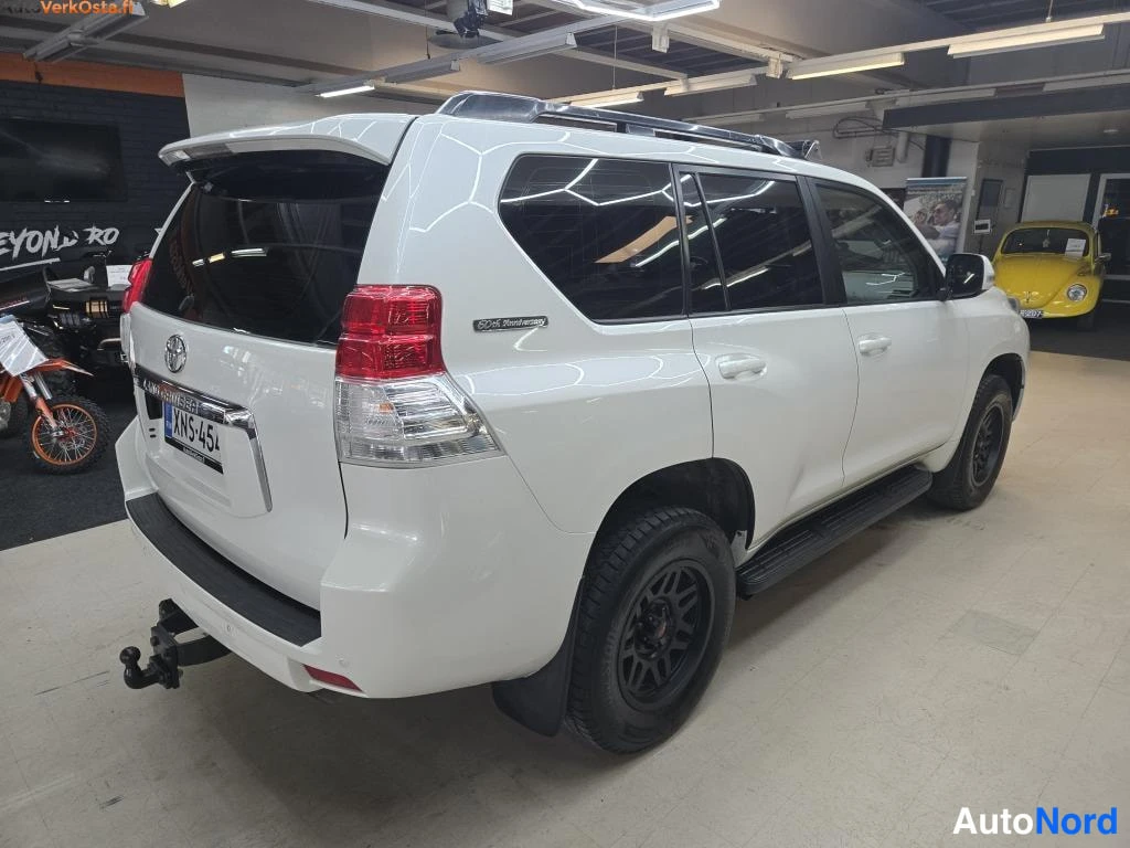 Valkoinen Toyota Land Cruiser 2012, takaviisto, kuva 5