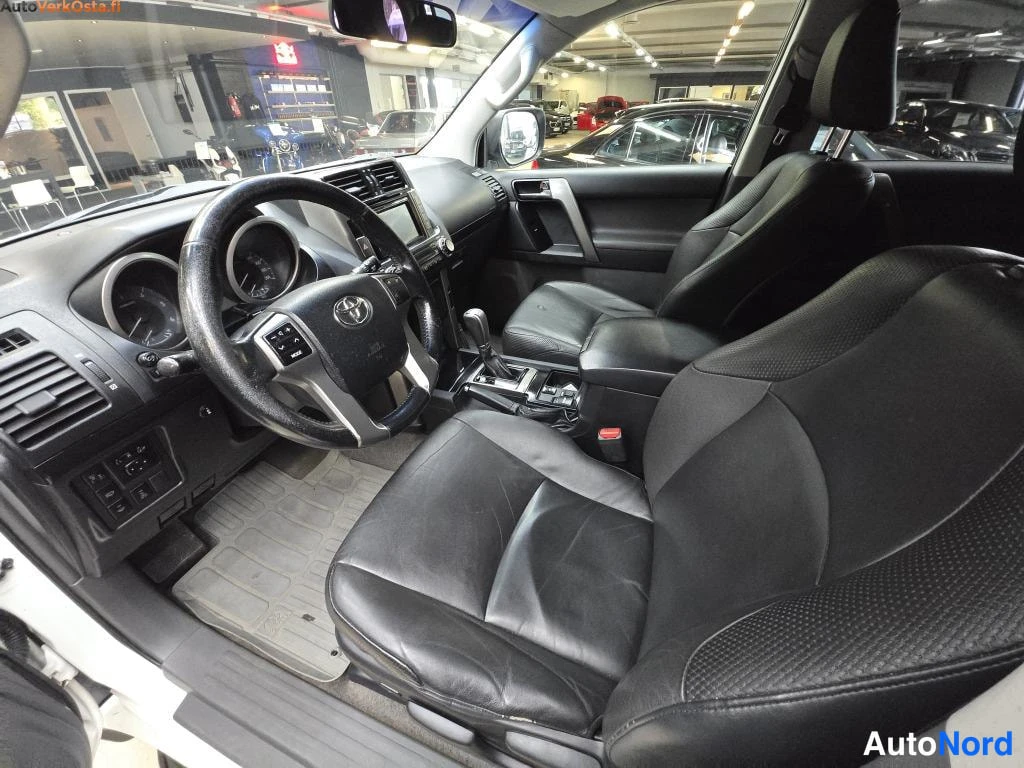 Valkoinen Toyota Land Cruiser 2012, etuistuimet, kuva 12