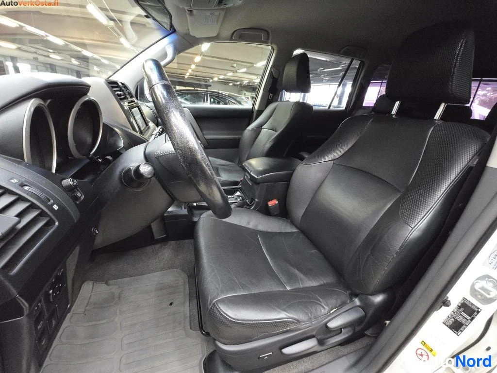 Valkoinen Toyota Land Cruiser 2012, ohjaamo, kuva 8