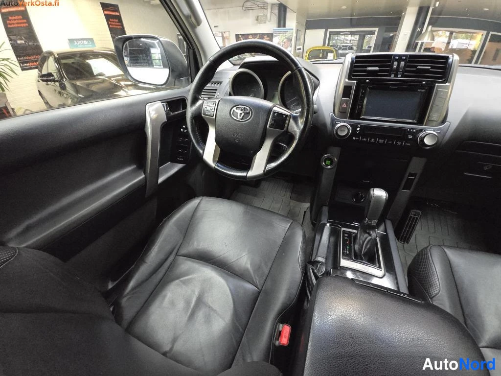 Valkoinen Toyota Land Cruiser 2012, ohjaamo, kuva 9
