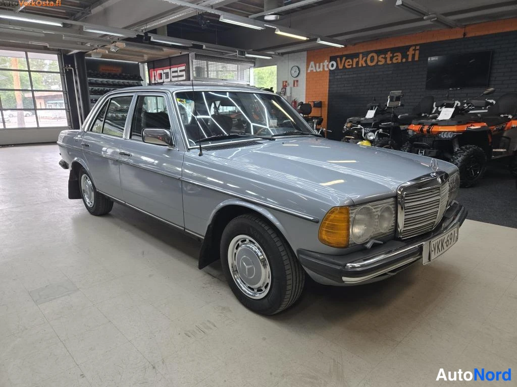 Sininen Mercedes-Benz 300 300D W123 1980, etuviisto, keula oikealle, kuva 3