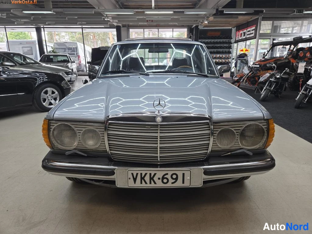 Sininen Mercedes-Benz 300 300D W123 1980, edestä, kuva 5