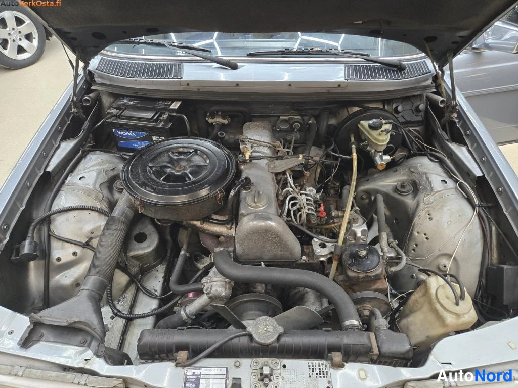 Sininen Mercedes-Benz 300 300D W123 1980, moottoritila, kuva 27