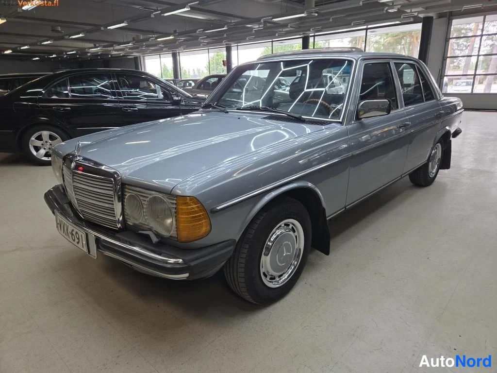 Sininen Mercedes-Benz 300 300D W123 1980, etuviisto, keula vasemmalle, kuva 2
