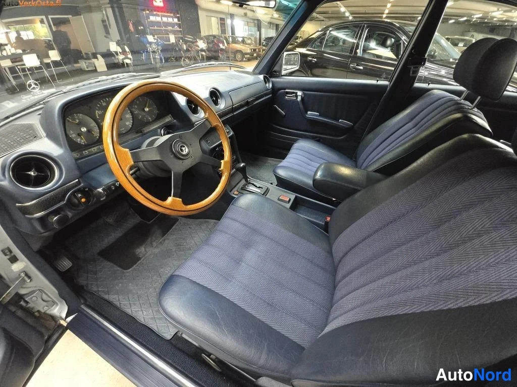 Sininen Mercedes-Benz 300 300D W123 1980, ohjaamo, kuva 18