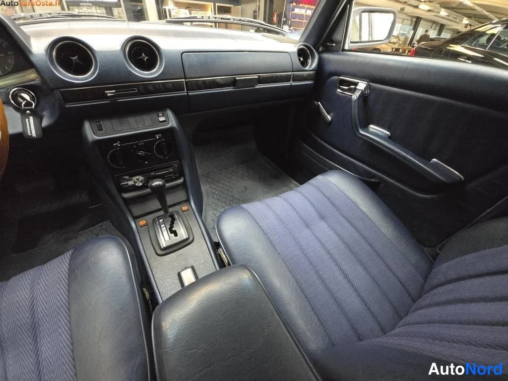 Sininen Mercedes-Benz 300 300D W123 1980, ohjaamo, kuva 22