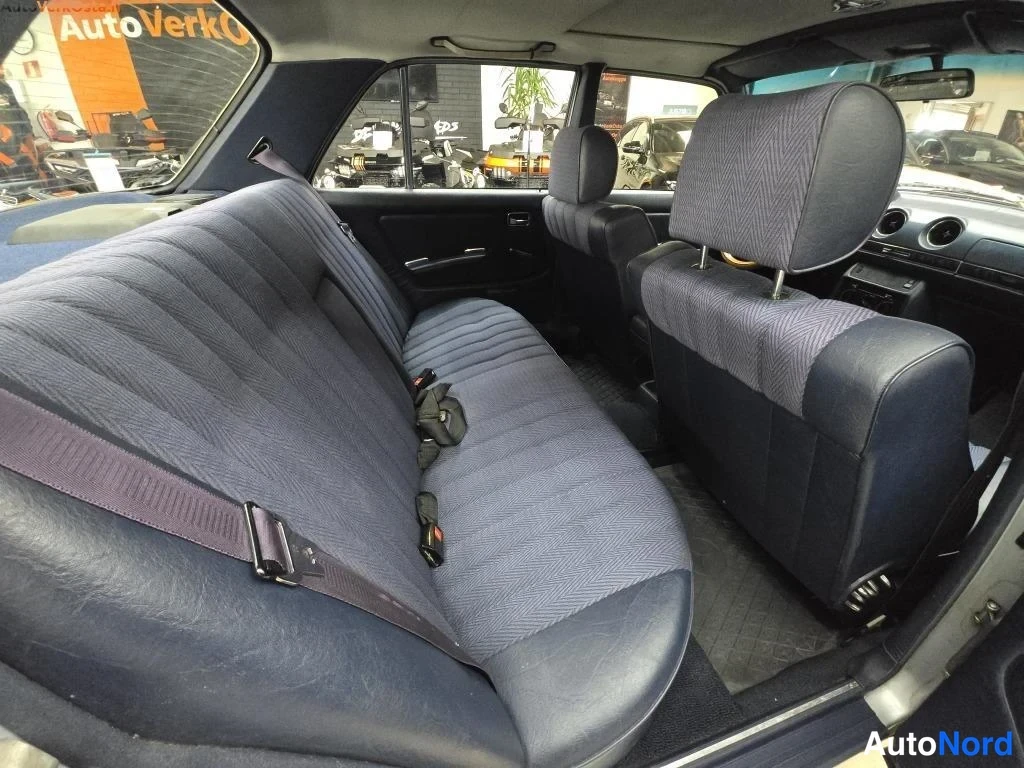 Sininen Mercedes-Benz 300 300D W123 1980, takaistuimet, kuva 24