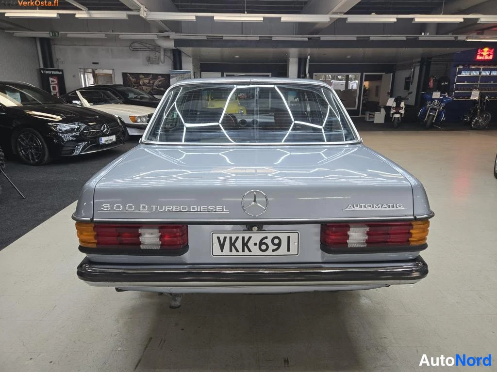 Sininen Mercedes-Benz 300 300D W123 1980, takaa, kuva 12
