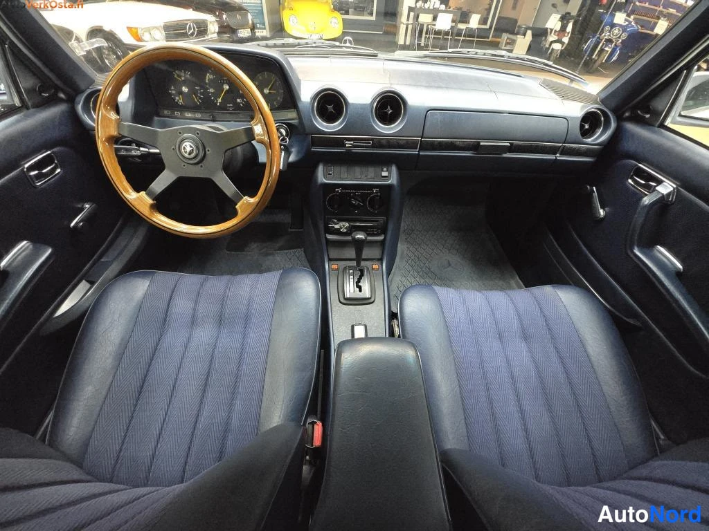 Sininen Mercedes-Benz 300 300D W123 1980, ohjaamo, kuva 16