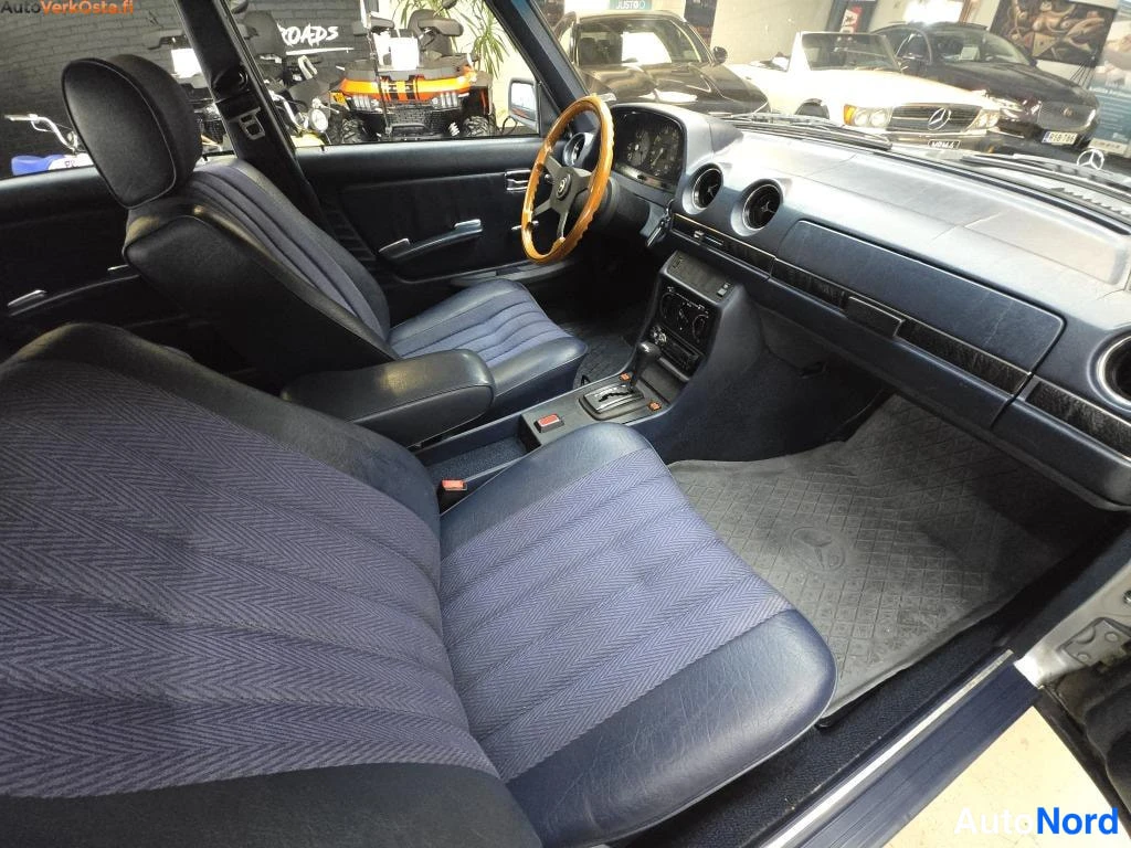 Sininen Mercedes-Benz 300 300D W123 1980, ohjaamo, kuva 17