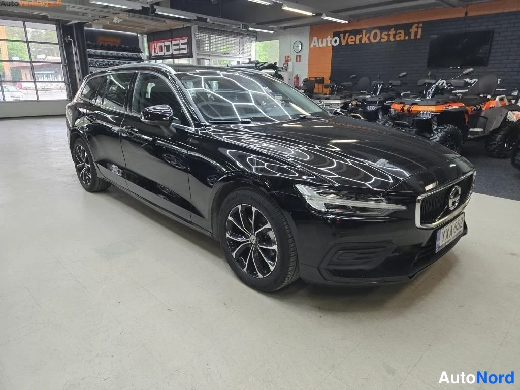 Musta Volvo V60 2020, etuviisto, keula oikealle, kuva 4