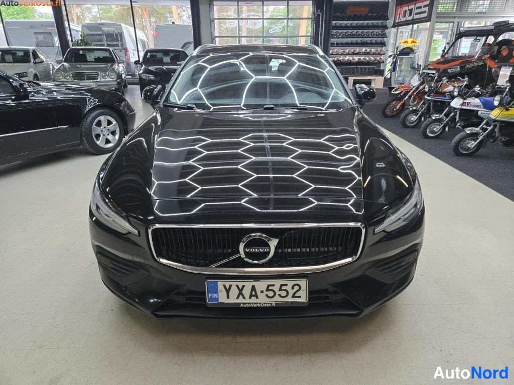 Musta Volvo V60 2020, edestä, kuva 6