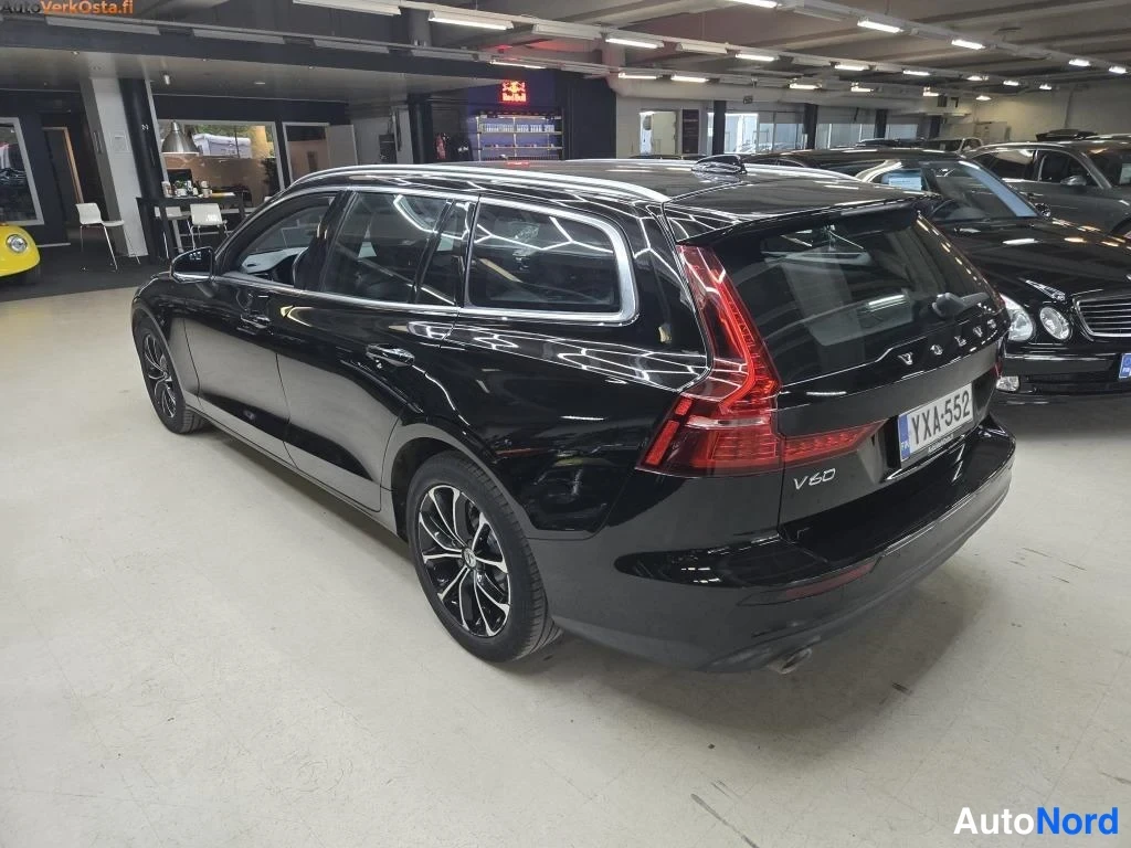 Musta Volvo V60 2020, takaviisto, kuva 9