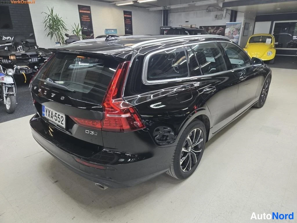 Musta Volvo V60 2020, takaviisto, kuva 10