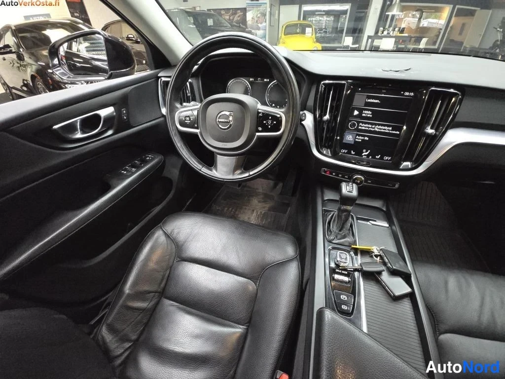Musta Volvo V60 2020, ohjaamo, kuva 19