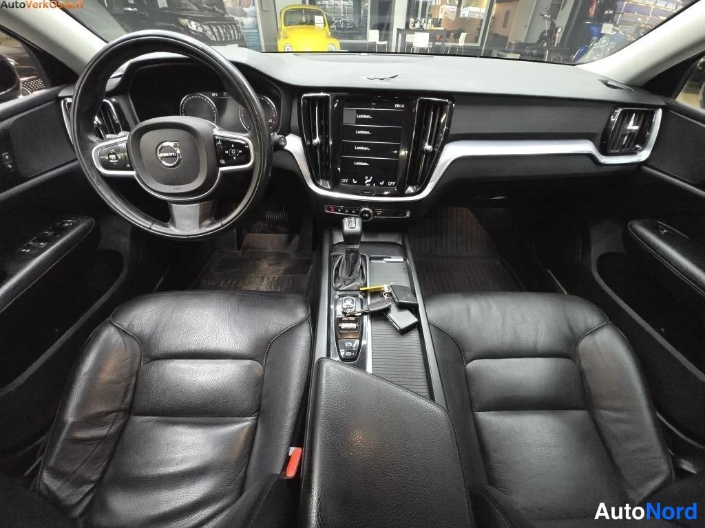 Musta Volvo V60 2020, ohjaamo, kuva 20