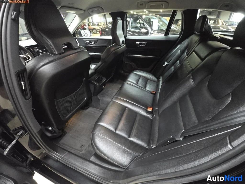 Musta Volvo V60 2020, takaistuimet, kuva 23