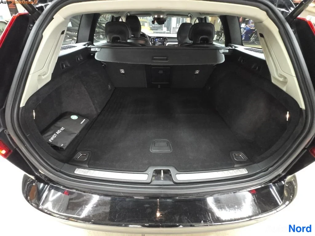 Musta Volvo V60 2020, tavaratila, kuva 25