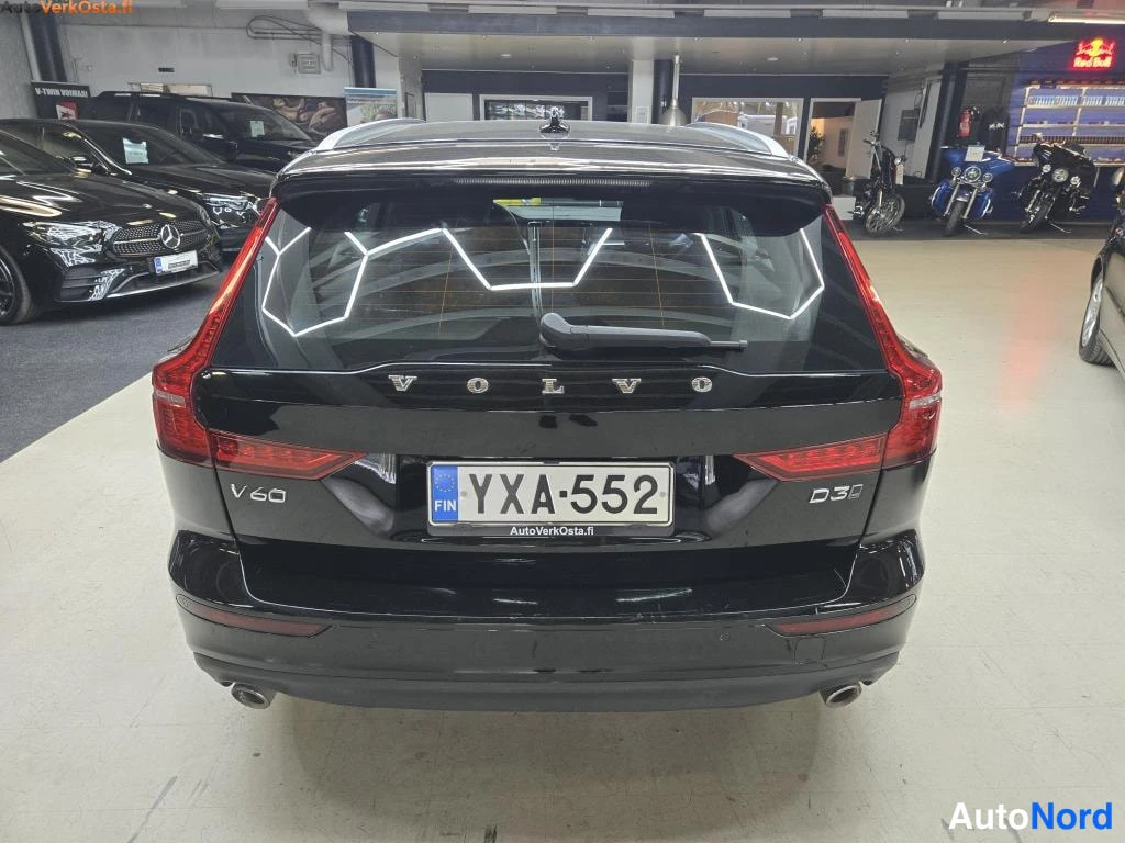 Musta Volvo V60 2020, takaa, kuva 11