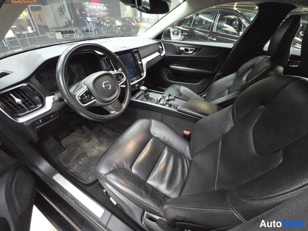 Musta Volvo V60 2020, ohjaamo, kuva 13