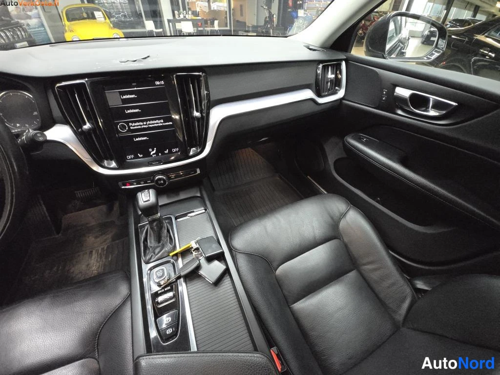 Musta Volvo V60 2020, ohjaamo, kuva 16