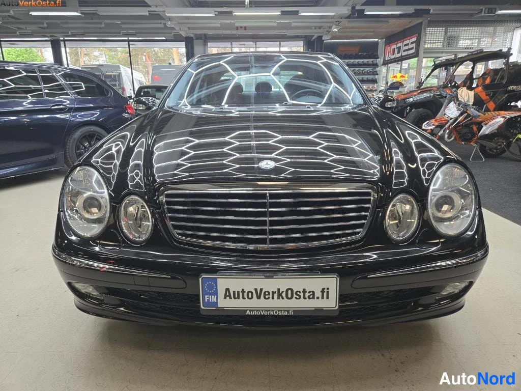 Musta Mercedes-Benz E 240 2002, edestä, kuva 3