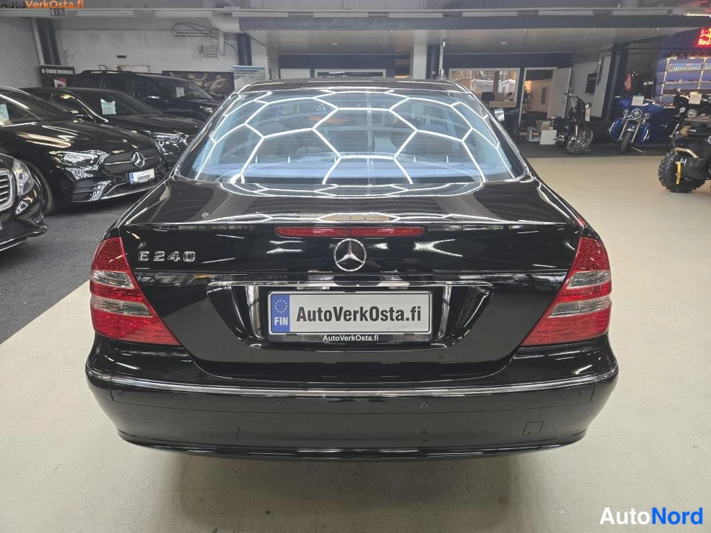 Musta Mercedes-Benz E 240 2002, takaa, kuva 6