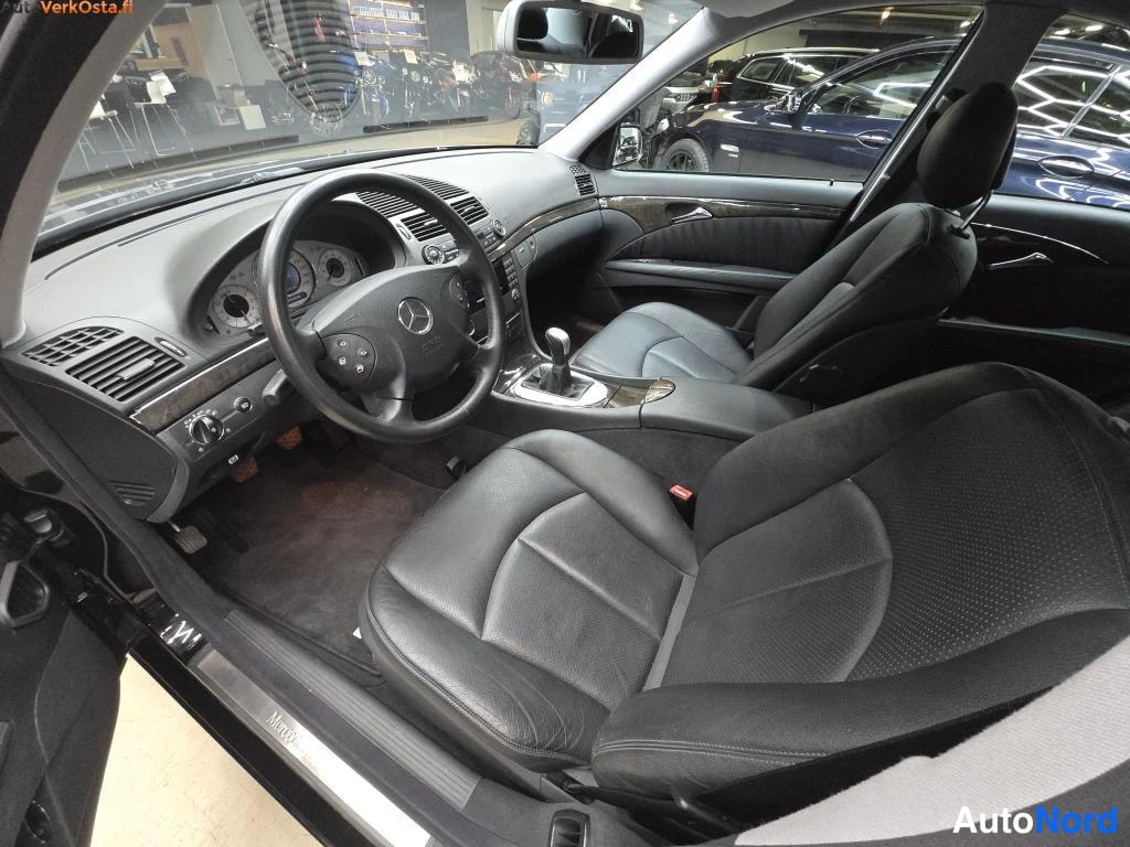 Musta Mercedes-Benz E 240 2002, ohjaamo, kuva 7