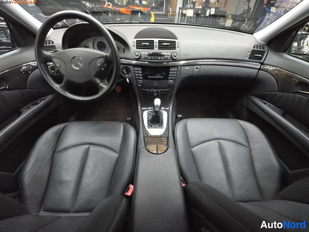 Musta Mercedes-Benz E 240 2002, ohjaamo, kuva 9