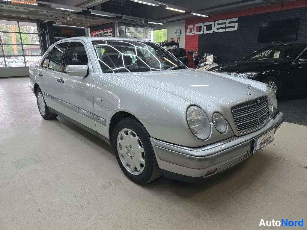Hopea Mercedes-Benz E 200 1998, etuviisto, keula oikealle, kuva 2