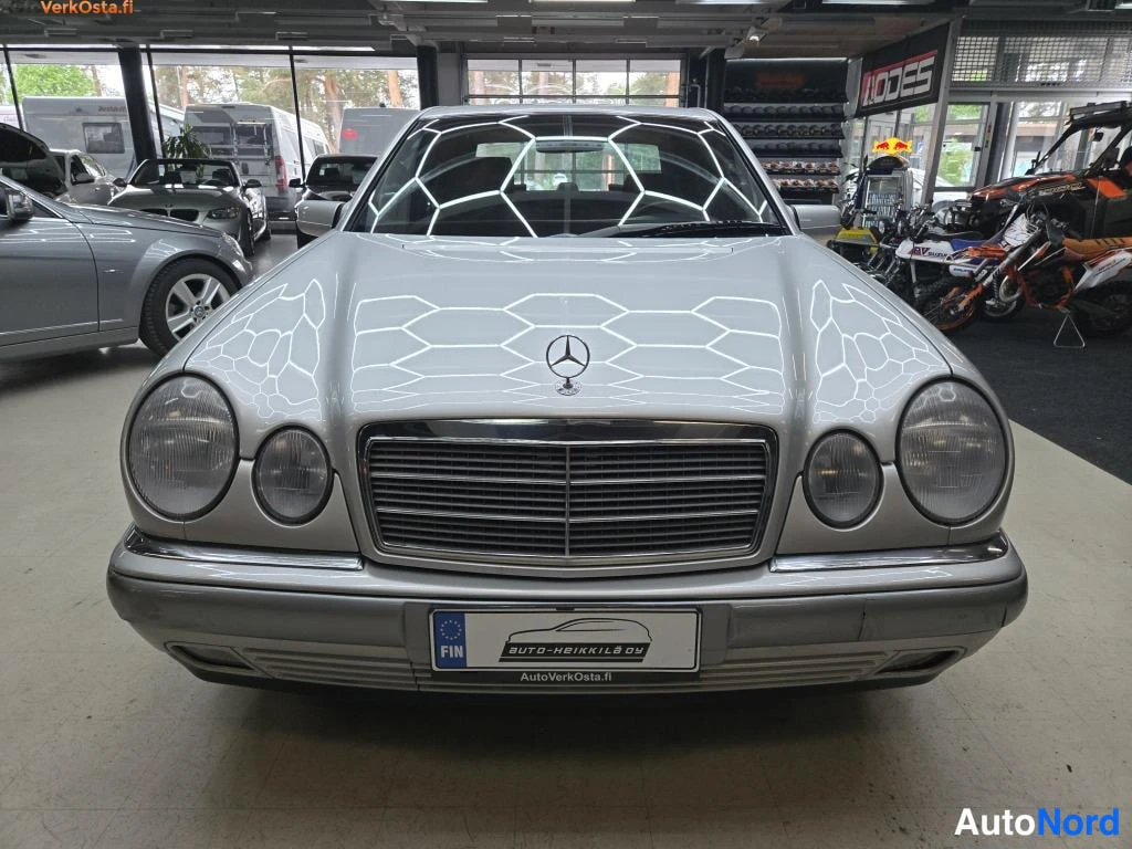 Hopea Mercedes-Benz E 200 1998, edestä, kuva 3