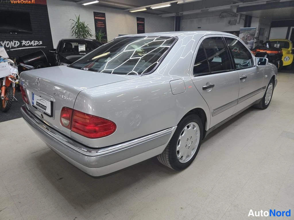 Hopea Mercedes-Benz E 200 1998, takaviisto, kuva 4